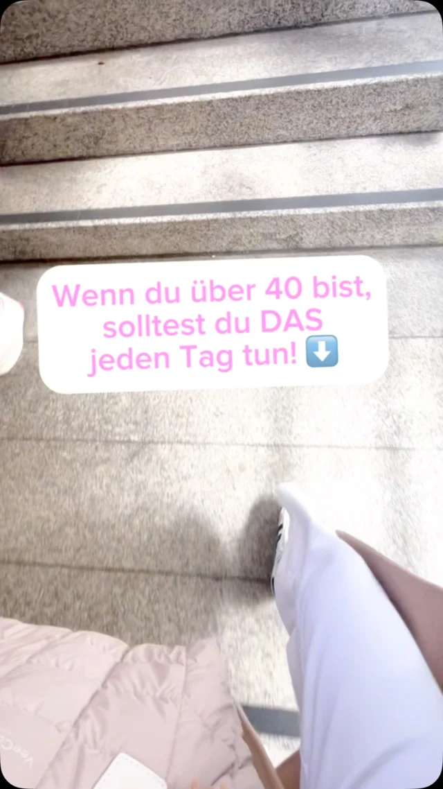 📢 Bewegung = Verjüngung! Warum du jetzt mehr gehen solltest! 🚶‍♀️🔥

Viele Frauen über 40 merken, dass ihr Stoffwechsel langsamer wird, Muskeln abbauen und das Bauchfett hartnäckiger bleibt. Das liegt an hormonellen Veränderungen, die mit der Perimenopause & Menopause kommen. Aber die gute Nachricht: Du kannst gegensteuern – mit mehr Alltagsbewegung! 💪✨

👉 Warum ist das so wichtig?
🔹 Bewegung = Jungbrunnen – Studien aus der Longevity-Forschung zeigen, dass regelmäßige Bewegung die Zellalterung verlangsamt & die Lebensdauer verlängert. 🧬🕰
🔹 Hormon-Booster – Bewegung hilft, Insulinresistenz zu verhindern & Cortisol (das Stresshormon) zu senken. 🚀
🔹 Stoffwechsel-Push – Mehr Bewegung = mehr Kalorienverbrennung, ohne dass du extra Zeit fürs Training brauchst. 🔥
🔹 Muskeln & Knochendichte erhalten – Beugt Osteoporose & Muskelabbau vor. 🦴🏋️‍♀️

Bewegung muss dabei gar nicht kompliziert sein! Ersetze den Aufzug durch Treppen, gehe täglich 30 min spazieren und baue gezielt mehr Bewegung in deinen Alltag ein – dein Körper wird es dir danken! 💛

💬 Was machst du schon in Sachen gezielter Alltagsbewegung? Schreib mir gerne in die Kommentare. 

#GesundAb40 #Longevity #Perimenopause #StoffwechselBoost #alltagsbewegung
